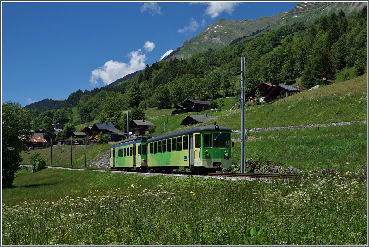 Mit dem Bt 432 an der Spitze und dem schiebenden BDe 4/4 402 erreicht der ASD Regionalzug 440 in wenigen Minuten sein Ziel Les Diablerets.
22. Juni 2016
