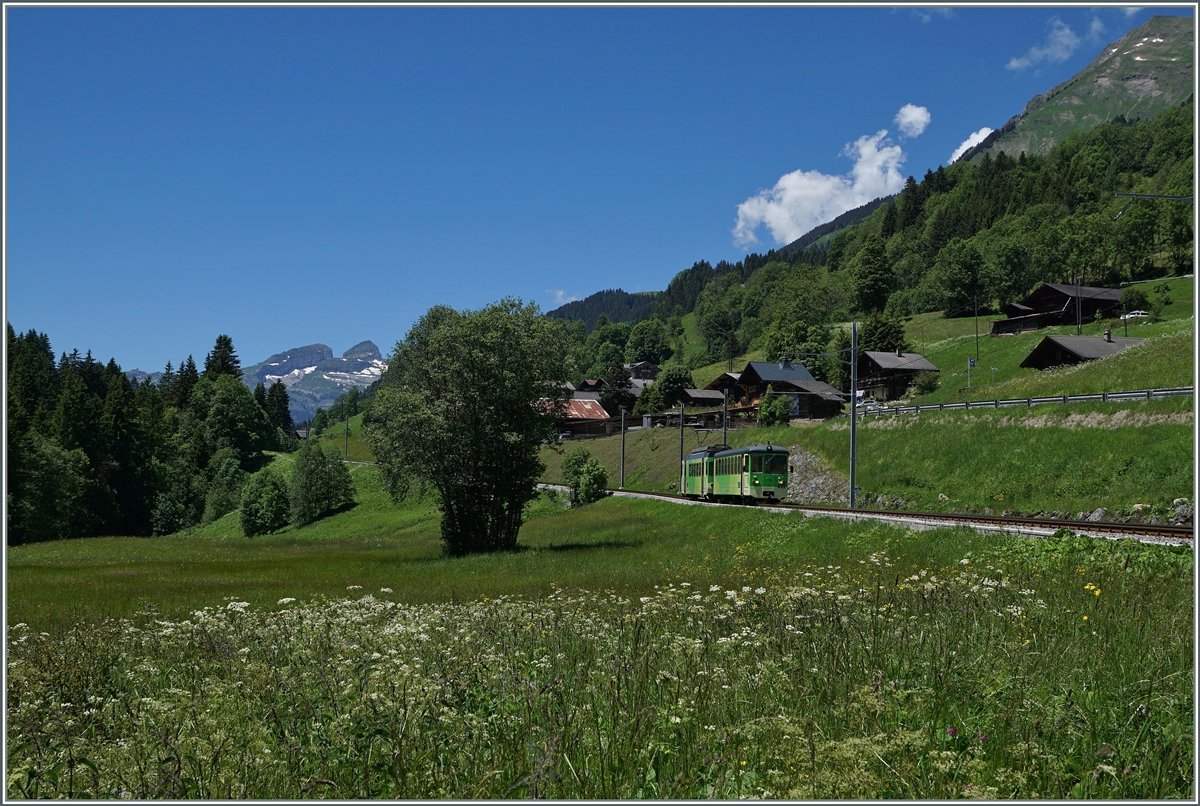 Mit dem Bt 432 an der Spitze und dem schiebenden BDe 4/4 402 erreicht der ASD Regionalzug 440 in wenigen Minuten sein Ziel Les Diablerets.
22. Juni 2016