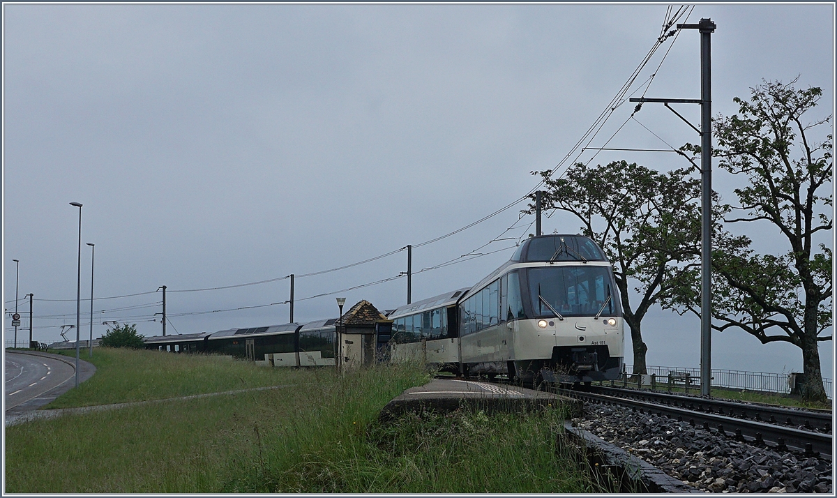 Mit dem (damals neu gestalteten) Ast 151 an der Spitze ist ein MOM Golden Pass Panoramique Express bei Châtelard VD auf dem Weg von Montreux nach Zweisimmen. 

15. Mai 2020