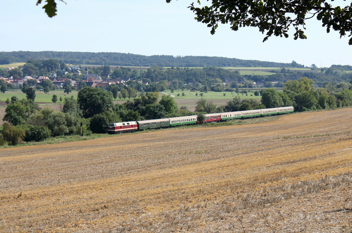 Mit dem DPE 1820 von Zwickau (Sachs) Hbf nach Karsdorf am Haken war die PRESS 118 757-4 am 09.09.2023 auf der Unstrutbahn bei Ni�mitz unterwegs. Die Sonderfahrt zum Winzerfest nach Freyburg hat Frank Menzel vom Erzgebirgsst�bl in Dorfchemnitz organisiert.