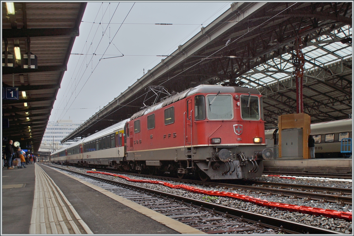 Mit dem Fahrplanwechsel Mitte Dezember endet in der Westschweiz der Planmässige Einsatz der Re 4/4 II vor Reisezüge. Im Bild rangiert die SBB Re 4/4 II 11116 (Re 91 85 420 116-6 CH-SBB) in Lausanne den am Morgen angekommen IR von Neuchâtel für die Rückfahrt am Abend. Erfreulicherweise wurde für diesen Dienst sogar eine der sonst hier kaum mehr anzutreffenden Re 4/4 II der 1. Serie eingeteilt. 

8. Dezember 2021