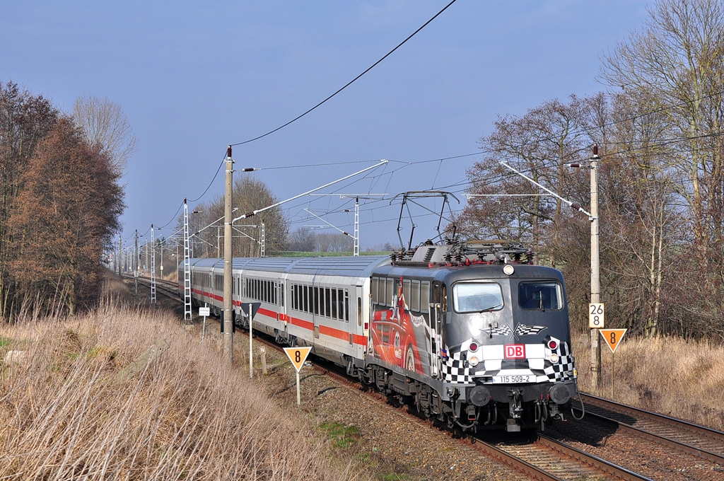 Mit dem IC 2239 nach Leipzig hat die 115 509 am 07.03.2014 gerade Rostock verlassen und fährt in Richtung Schwerin weiter.