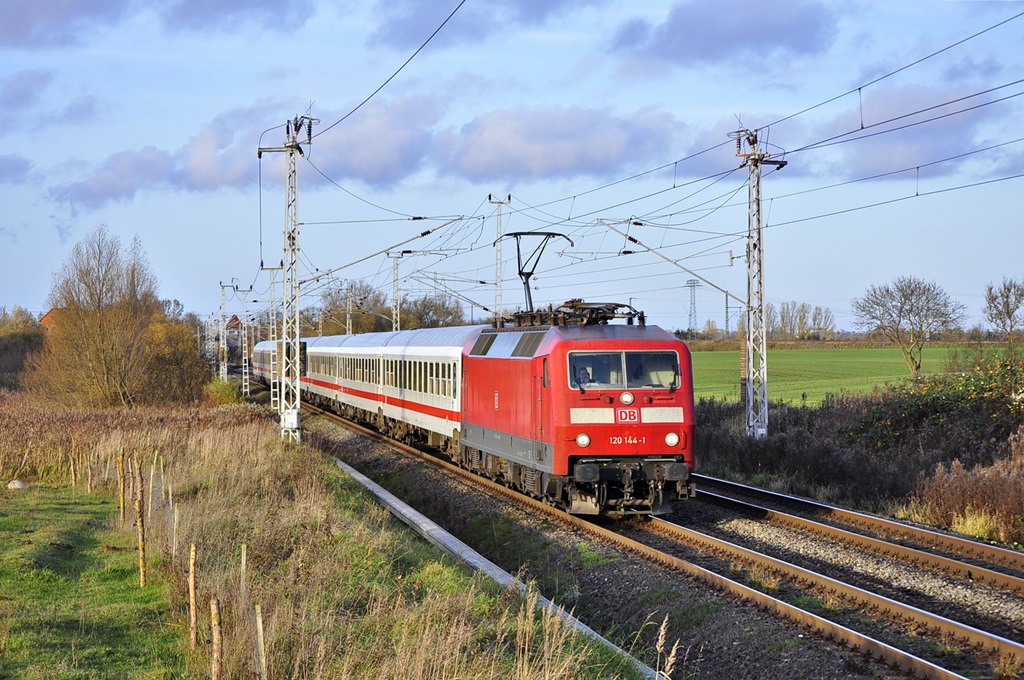 Mit dem IC 2409 rollt die 120 144 am 08.11.2015 durch Sildemow.