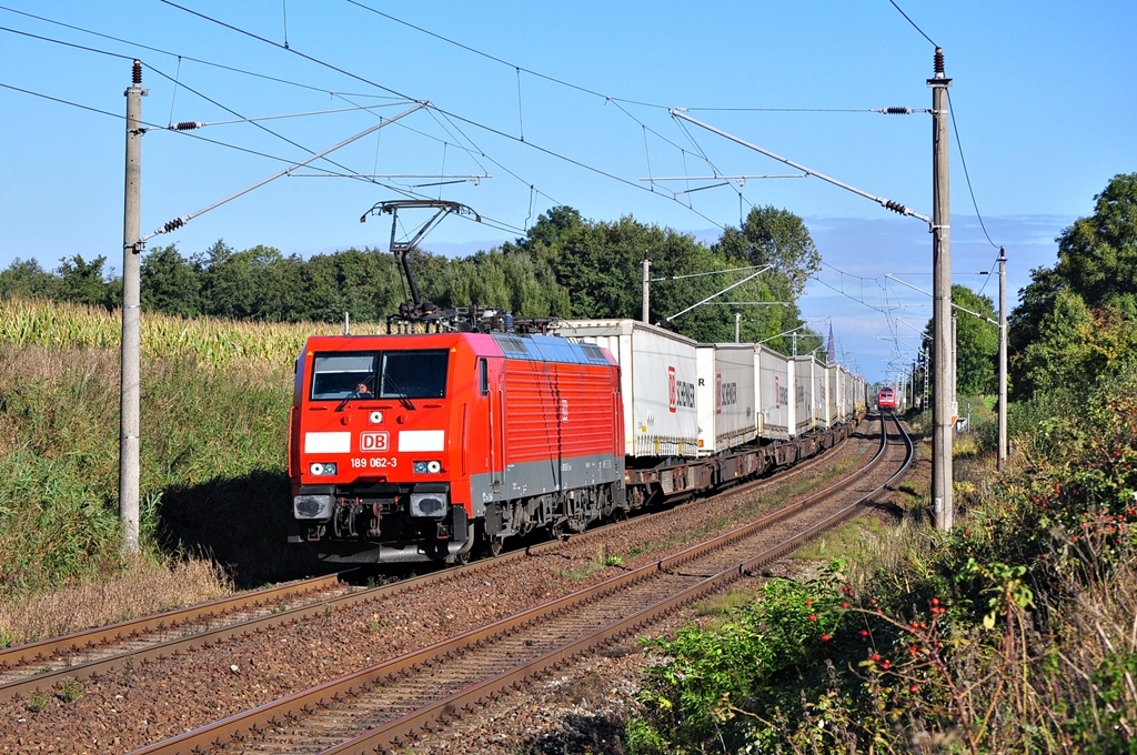 Mit dem KT 42149 (Rostock Seehafen-Verona Q.E.)rauscht die 189 062 am 02.10.2013 durch Sildemow in Richtung Schwerin.