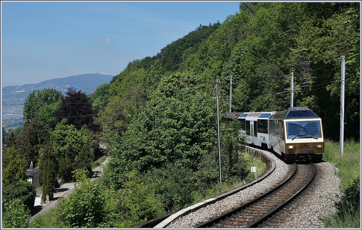 Mit dem noch in der GoldenPass Farbgebung gehalten Steuerwagen erreicht ein MOB Zug nach Zweisimmen in Kürze Sonzier. 

7. Mai 2020