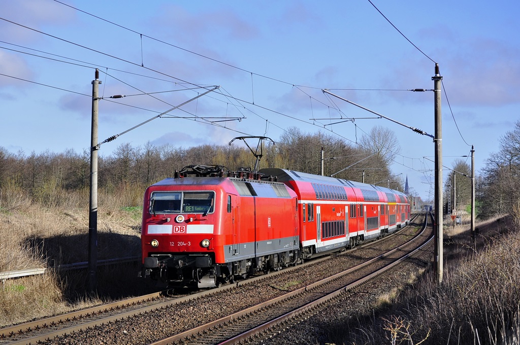 Mit dem RE 4306 nach Hamburg saust die 120 204 am 04.04.2015 durch Sildemow in Richtungen Westen.