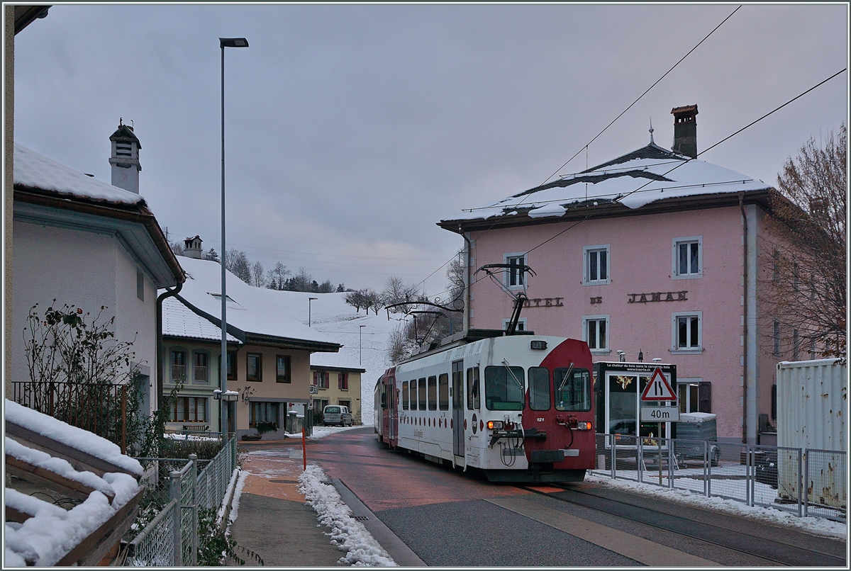 Mit dem schiebennde BDe 4/4 121 verlässt ein TPF Regionalzug nach Bulle Montbovon, wo wie hier zu sehen die Strecke einigen hundert Meter auf der Strasse verläuft. 

3. Dez. 2020