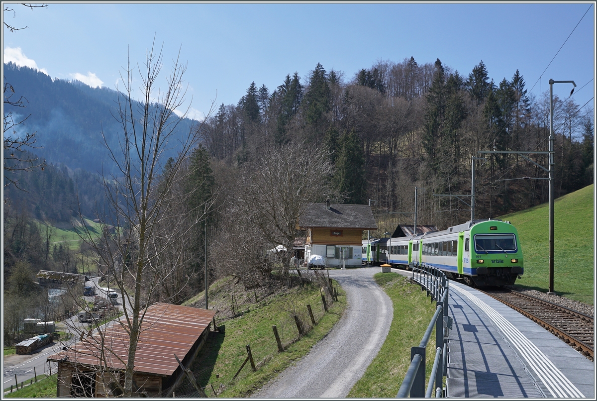 Mit dem Steuerwagen an der Spitze fährt der BLS RE 4068 nach Interlaken Ost durch Enge im Simmental. 

14. April 2021