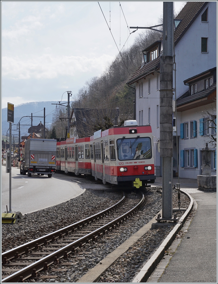 Mit dem Steuerwagen Bt 120 an der Spitze erreicht ein Waldenburger Bahn Zug von Waldenburg nach Liestal in Kürze den Bahnhof Höllstein. 

25. März 2021