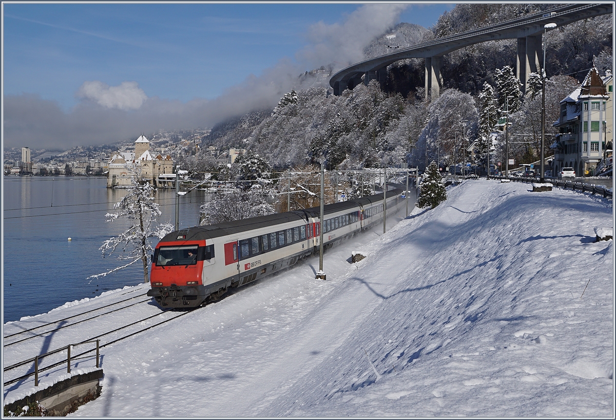 Mit dem Steuerwagen voraus fährt ein IR nach Birg beim verschneiten Château de Chillon vorbei. 

29. Jan. 2019