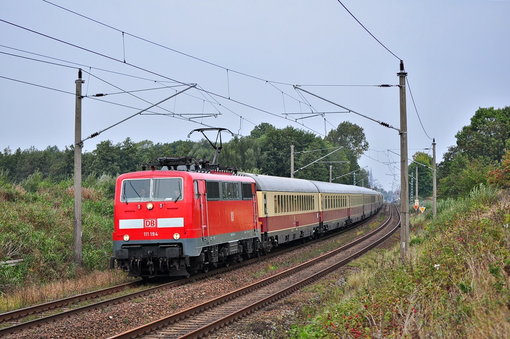 Mit dem TEE von Binz nach koblenz rauscht die 111 194 am 24.09.2014 durch Sildemow in Richtung Schwerin.