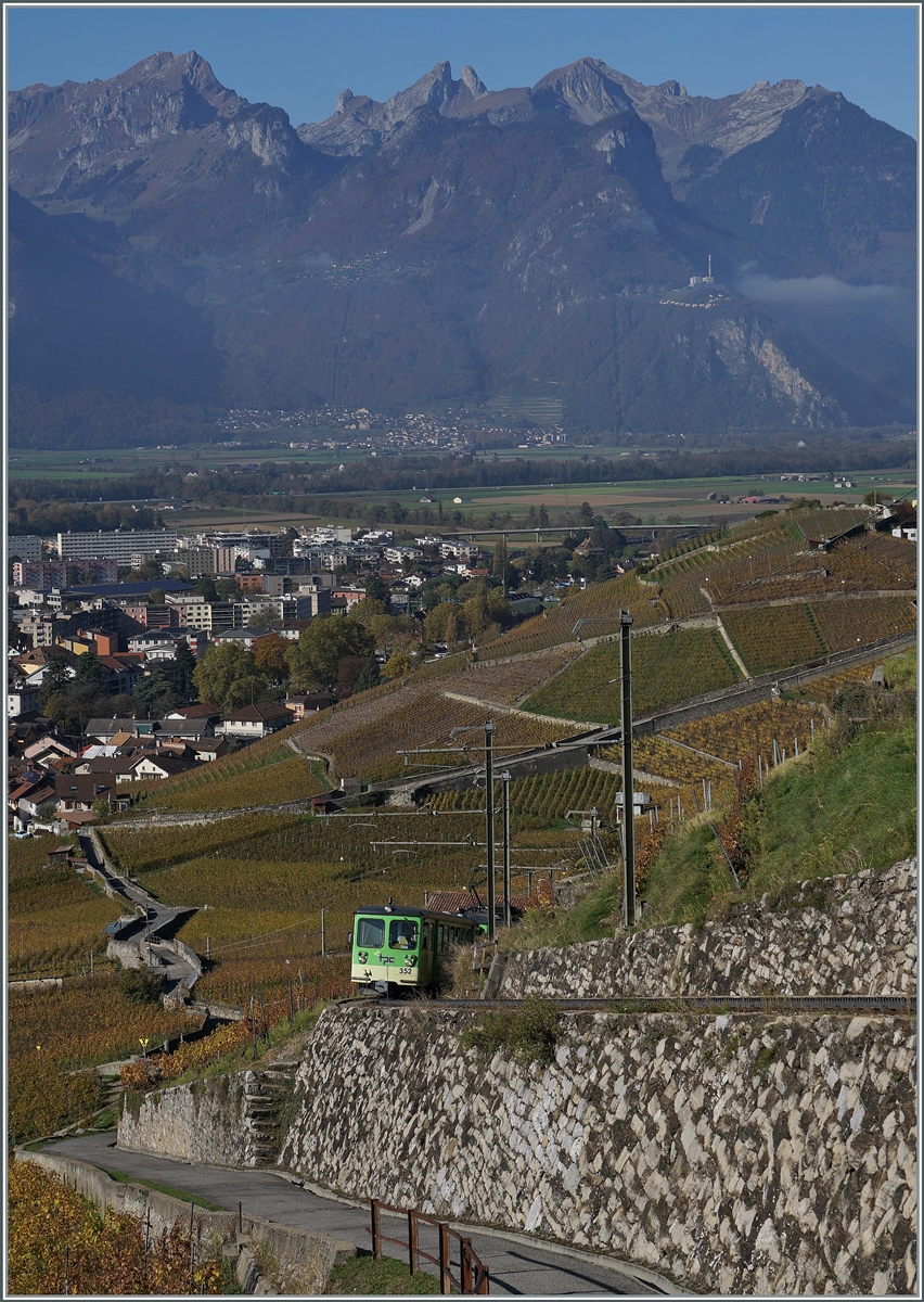 Mit dem TPC A-L Bt an der Spitze und dem schiebenden TPC A-L BDeh 4/4 310 erklimmt der R 70 336 die Steigung vom Tal hinauf in Richtung Leysin Grand-Hôtel.

2. November 2024