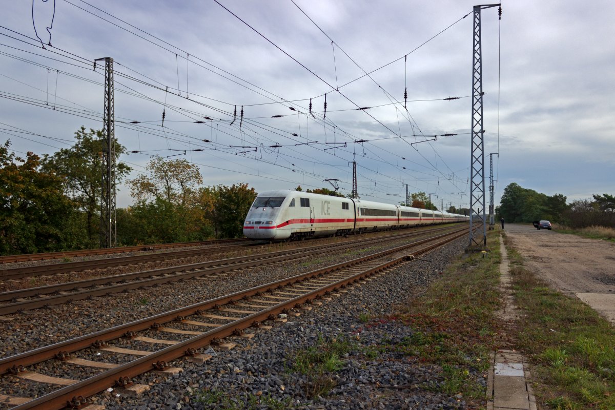 Mit dem Triebkopf 401 018 an der Spitze fhrt diese ICE1-Garnitur durch Saarmmund in Richtung Sden.