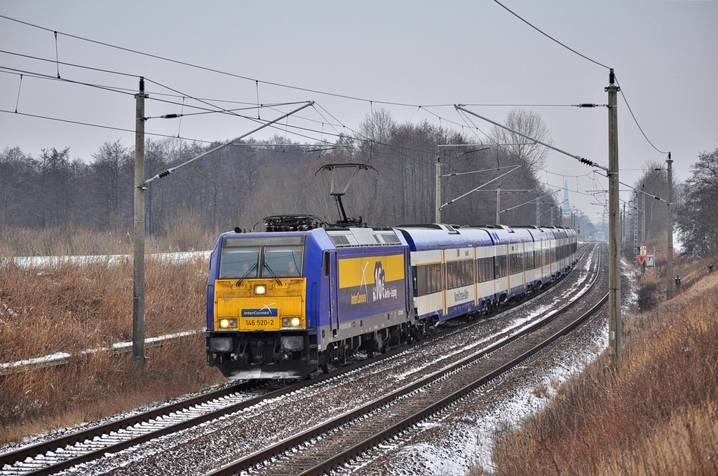 Mit dem X 68904 (Warnemünde-Leipzig)rauscht die 146 520 am 31.01.2014 durch Sildemow in Richtung Schwerin.