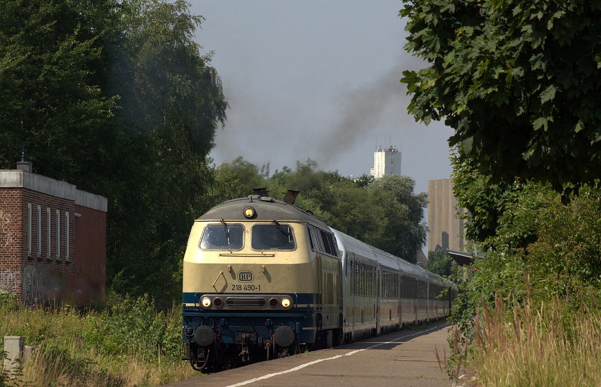 Mit deutlichem Abgas V verabschiedet sich die RPRS 218 490 mit dem IC 2375 nach Karlsruhe aus Husum 25.07.2021