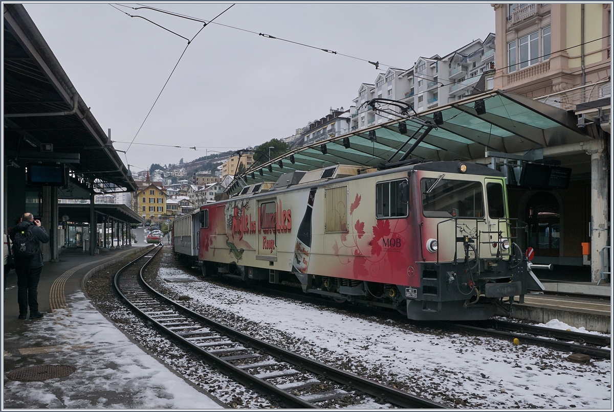 Mit diesem bunten Zug eröffnet die Blonay-Chamby Bahn ihr Jubiläumasjahr  50 Jahre Blonay - Chamby Museumsbahn . Die MOB GDe 4/4 Nr. 6006  Aigle les Murailles  wartet mit ihrem bunten Wagenpark auf die Abfahrt Richtung Zweisimmen. 
Ab Montbovon werden dann zwei HG 3/4 den  Winterdampfzug  übernehmen. 
3. März 2018