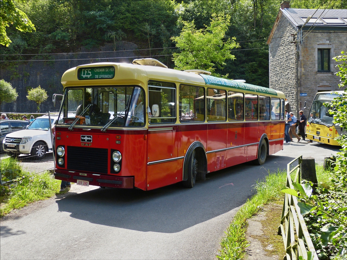 Mit diesem Daf VanHool Bus wurde ein Teil der Bahnfotografen zu den verschiedenen Fotohaltestellen auf der Ligne du Boq gebracht. Dorinne-Durnal 14.08.2017