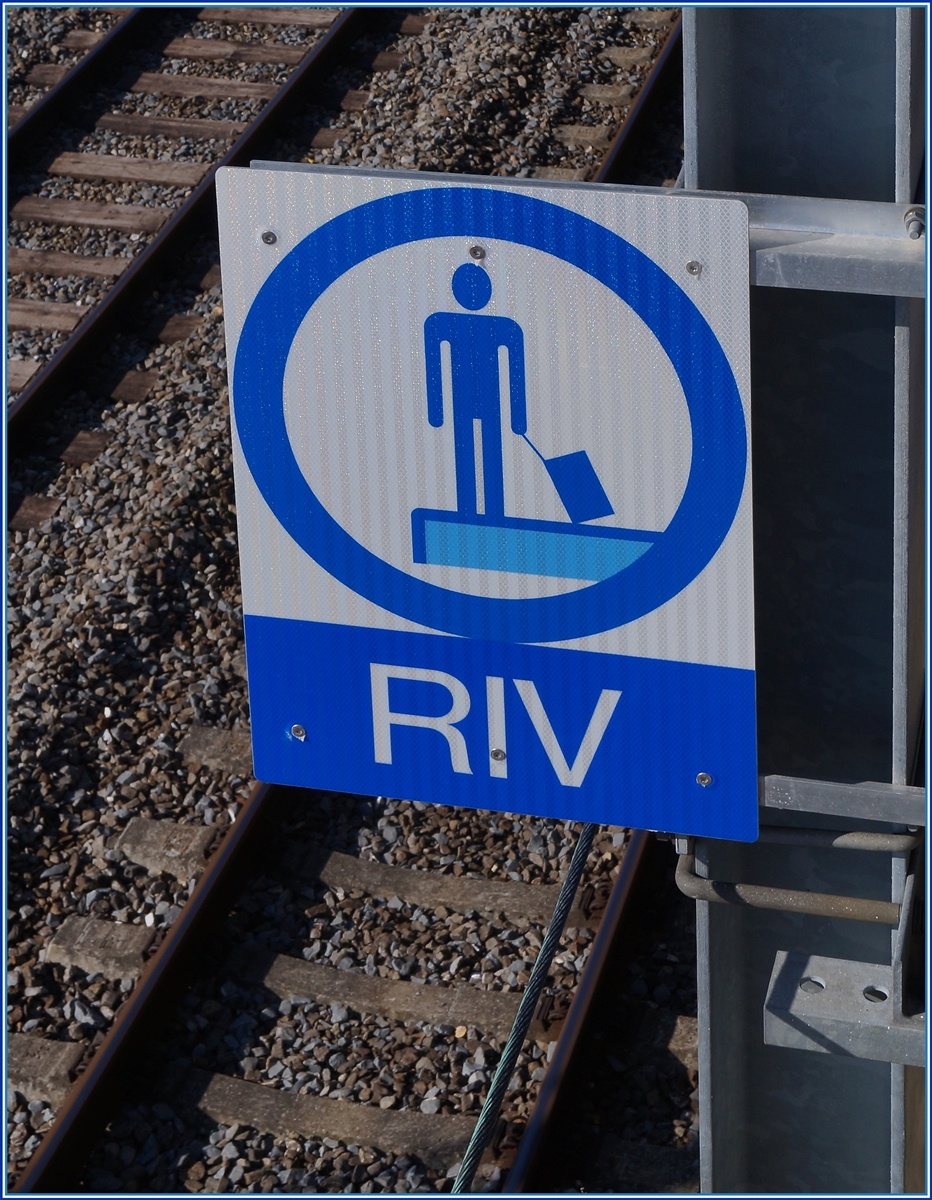 Mit diesem Schild wir der Lokführer auf ETCS L2 Strecken auf deine kmmende Haltestelle, in diesem Fall Rivaz, aufmerksam gemacht.
14. Feb. 2018