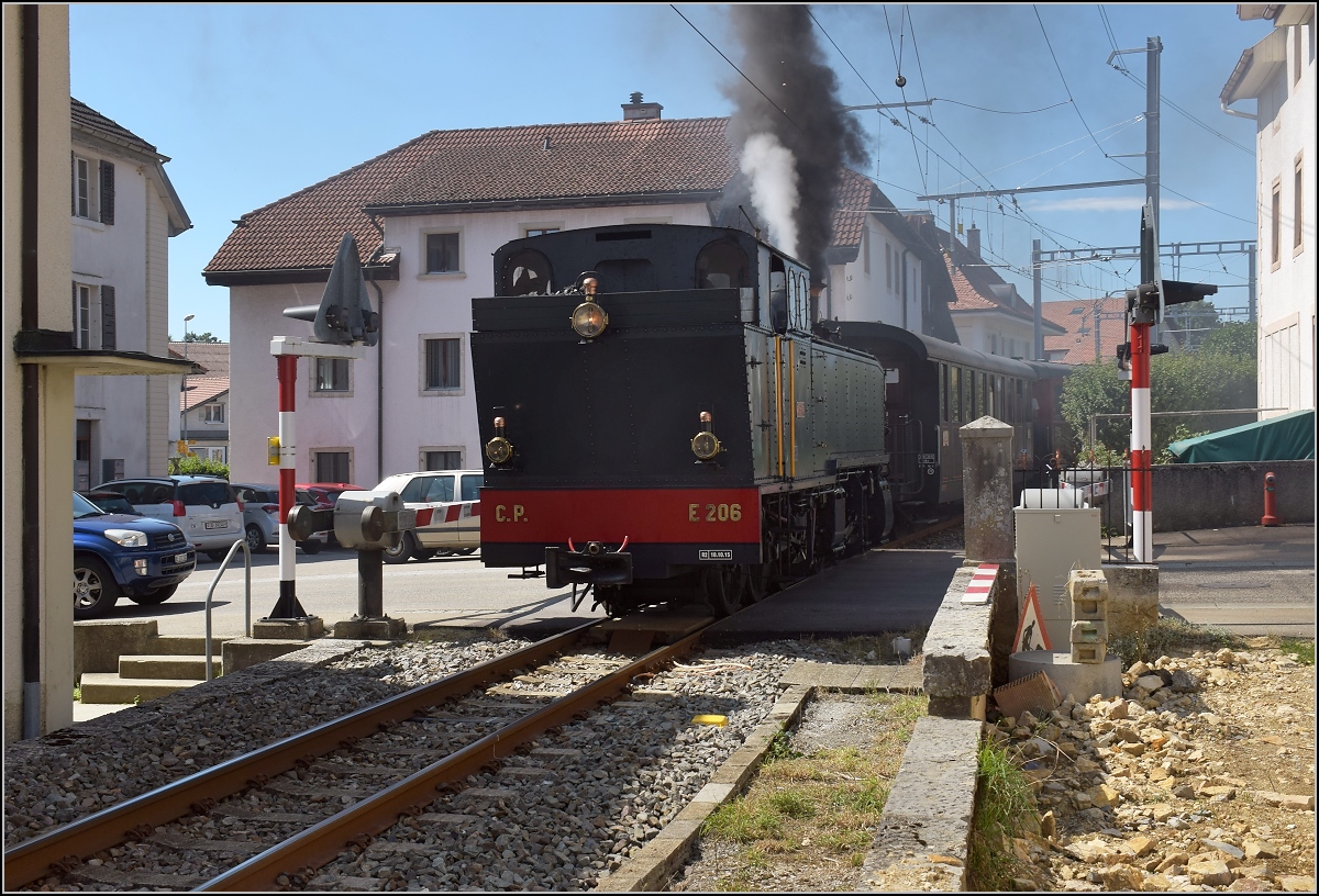 Mit der E 206 nach Tavannes. La Traction Sonderzug in Les Breuleux. August 2019.