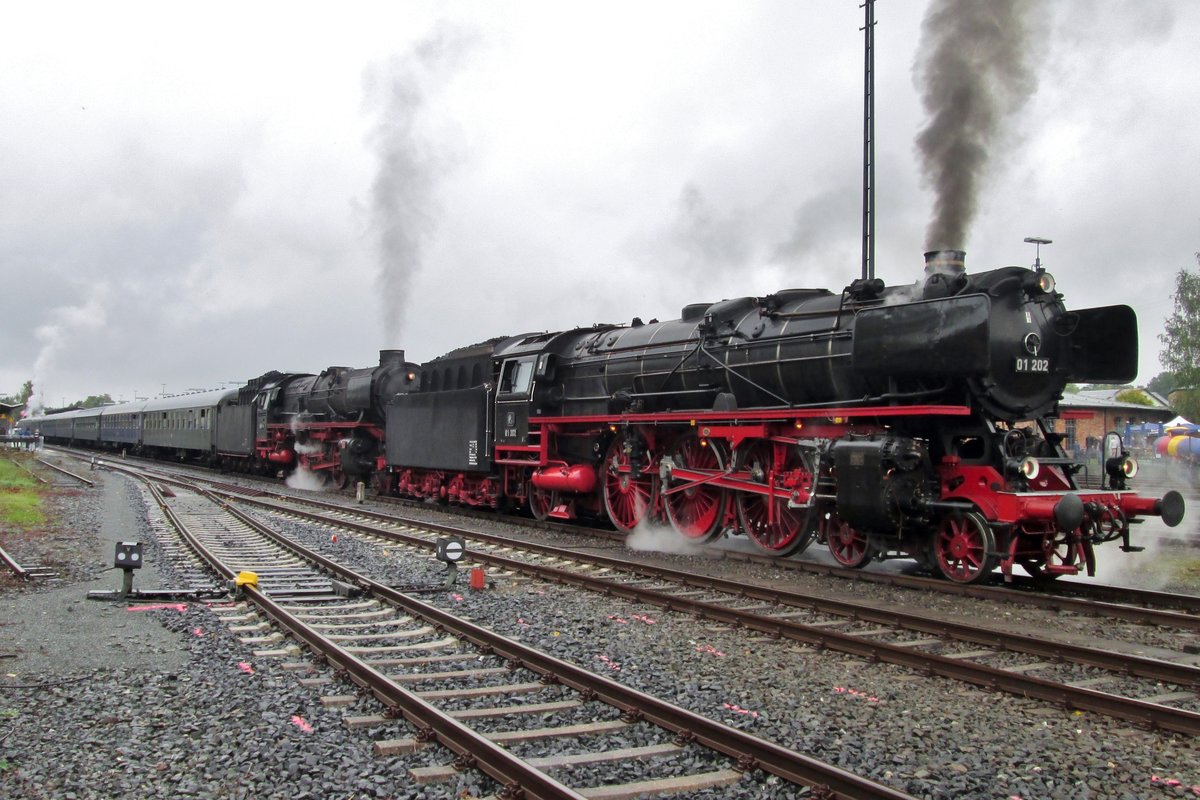 Mit ein 2.Pazifik verlässt 01 202 am 21 September 2014 Neuenmarkt-Wirsberg mit ein Dampfpendelzug über die Schiefe Ebene. 