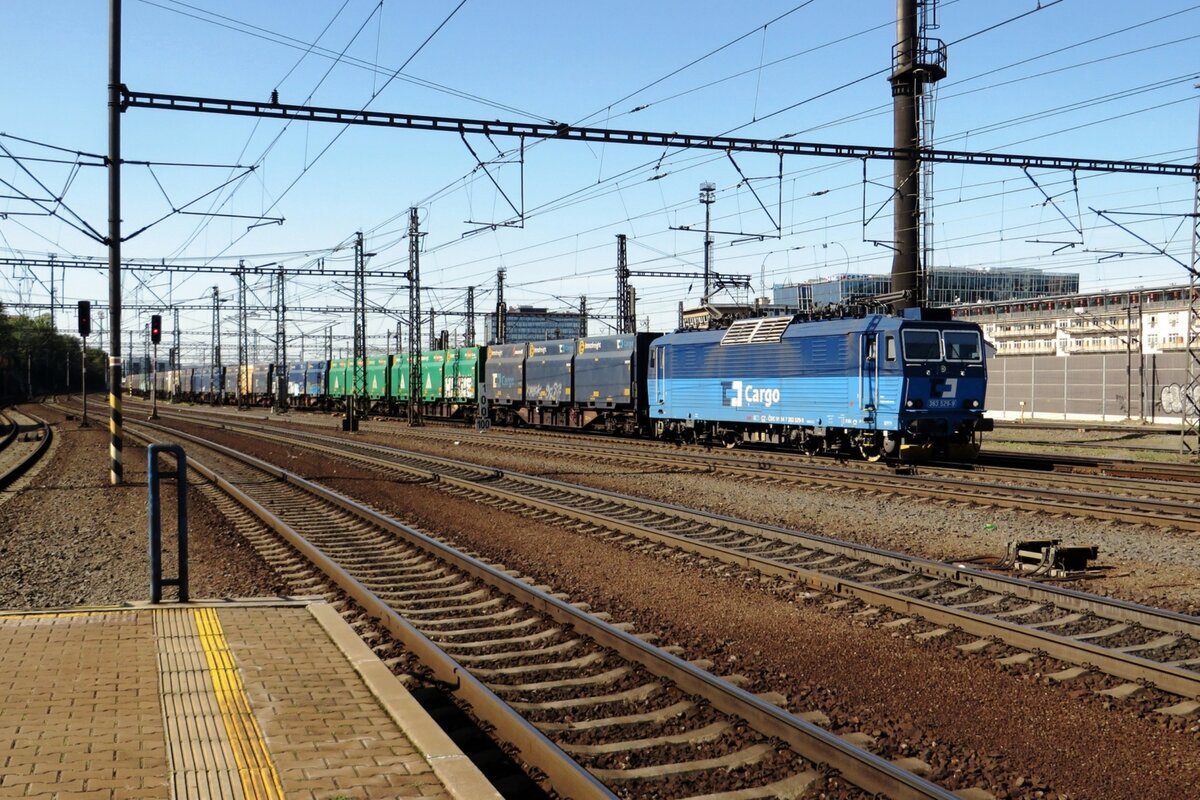 Mit ein Ganzzug, bestehend aus Kohlecontainer durchfahrt 363 529 am 20 September 2020 Praha-Liben.