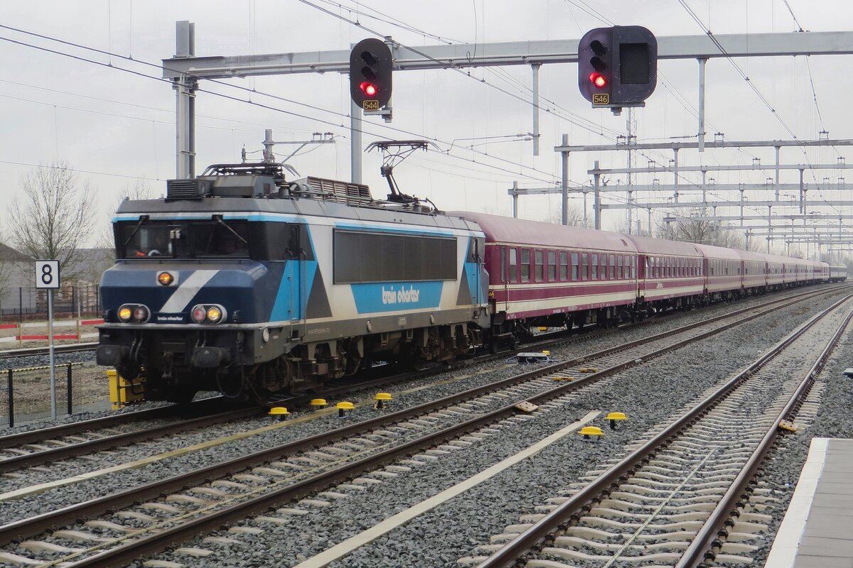 Mit ein privaten Nachtzug von Green City Trip am Haken treft am feuchtem 3.Februar 2022 TCS 102001 in Geldermalsen ein für ein Stopp von 3 Minuten.