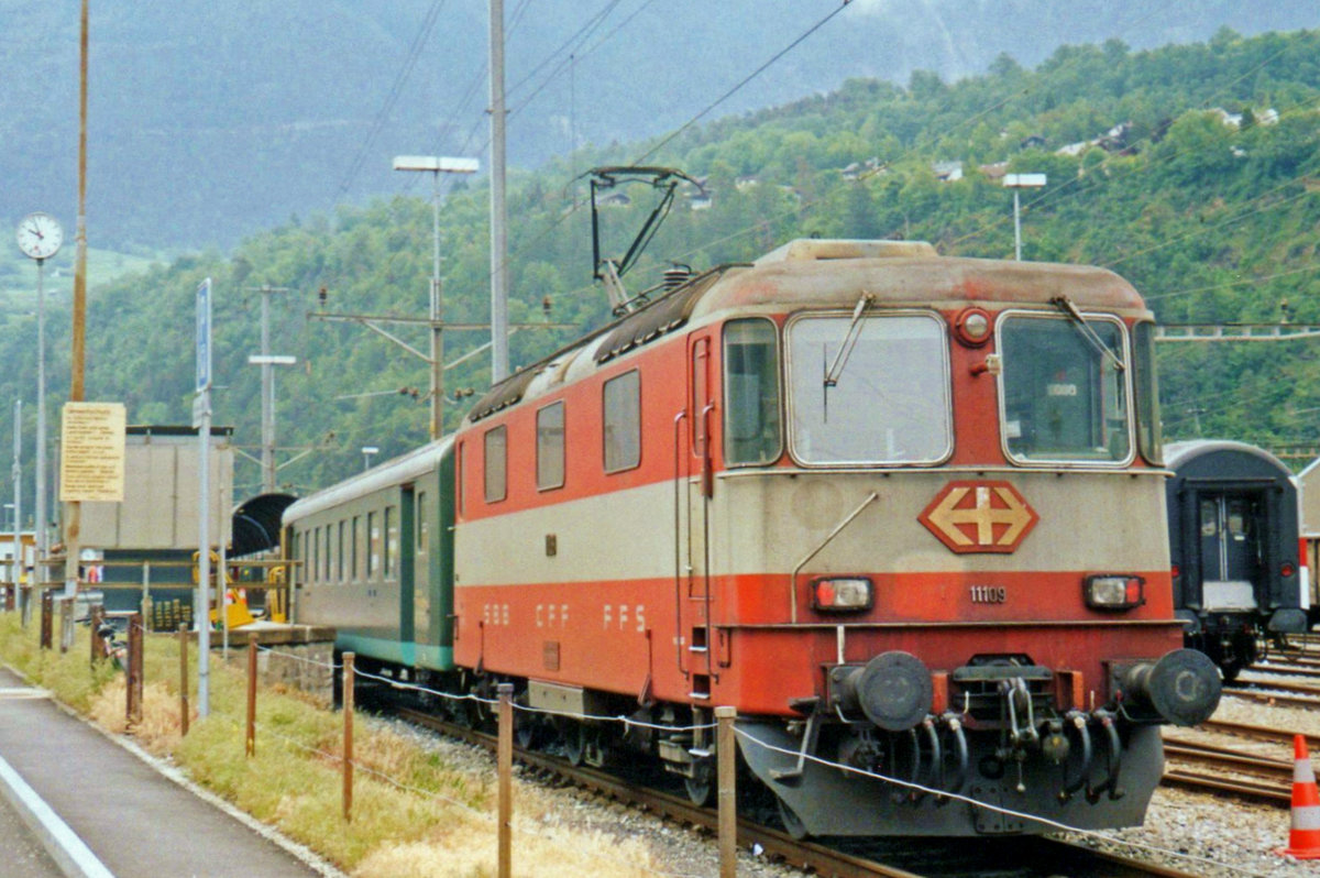 Mit ein saisonsbedingter Autoshuttlezug steht 11109 am 21 Mai 2006 in Brig.