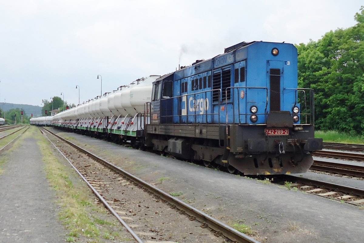 Mit ein Zementzug treft am 25 Mai 2015 CDC 742 289 in Rakovnik ein.