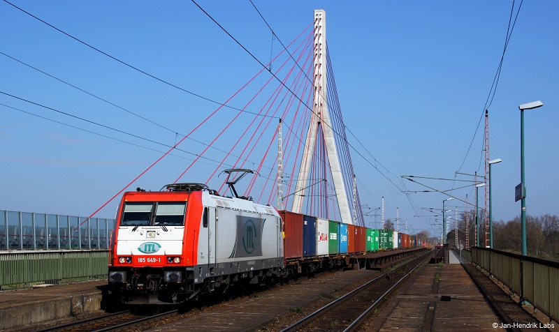 Mit einem bunten Containerzug rollte 185 649-1 am 15.4.15 durch den Haltepunkt Niederwartha und fuhr weiter Richtung Dresden.