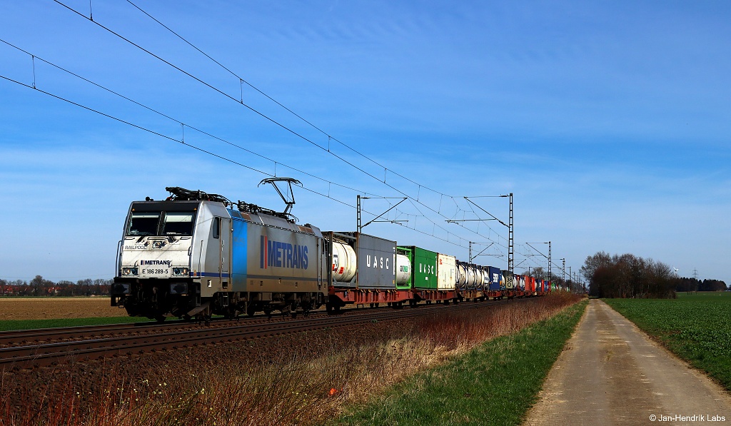 Mit einem Containerzug am Haken konnte die 189 289-5 von Metrans am 25.03.17 bei Lindhorst abgelichtet werden.