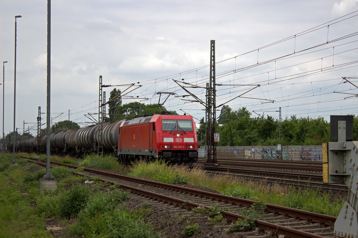 Mit einem Ganzzug aus Kesselwagen ist 185 219 am 13.06.17 bei Kln-Porz sdwrts unterwegs.