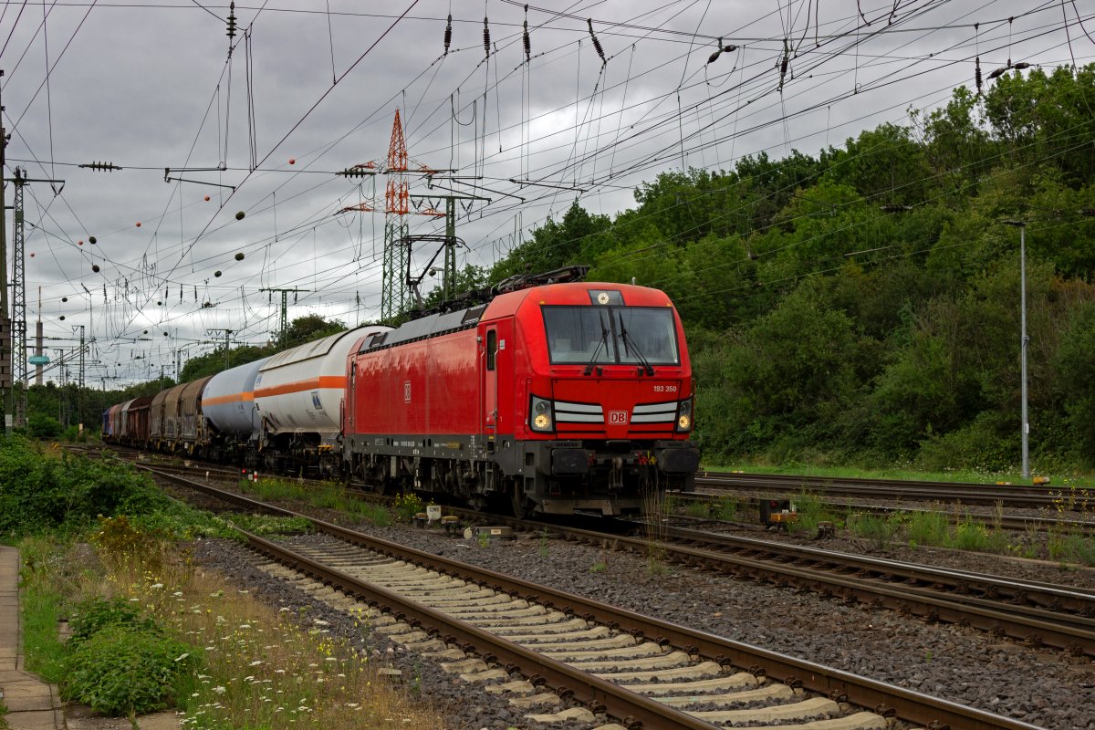 Mit einem gemischten Gterzug fhrt 193 350 am 31.07.23 von Kln-Kalk kommend in Gremberg ein.