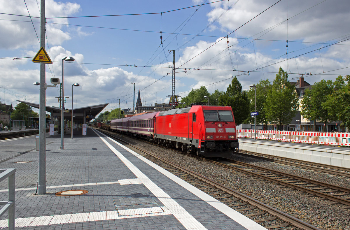 Mit einem gemischten Gterzug hielt 185 251 am 13.07.17 auf dem berholungsgleis in Solingen Hbf an, um mehrere Zge vorbeizulassen. Direkt hinter der Lok sind mehrere Wagen des Vermieters EuroExpress eingereiht.