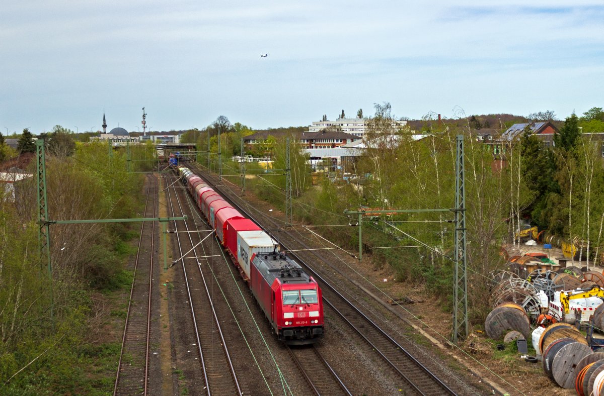 Mit einem gemischten Gterzug rollt 185 213 am 12.04.22 in den Bahnhof Ratingen-West. Da der Bahnbergang am Sdkopf des Bahnhofs erst recht spt geschlossen wurde, kam der Zug beinahe zum Stillstand, bevor das Signal die Ausfahrt freigab.