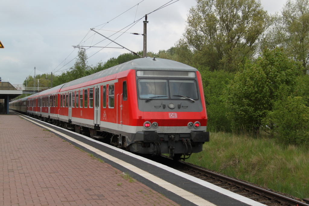 Mit einem Halberstdter Steuerwagen am Ende war der Sonderzug 13290 von Warnemnde nach Berlin-Ostbahnhof unterwegs gegen 06:47 Uhr war am 14.05.2016 die Durchfahrt im Haltepunkt Rostock-Lichtenhagen. 