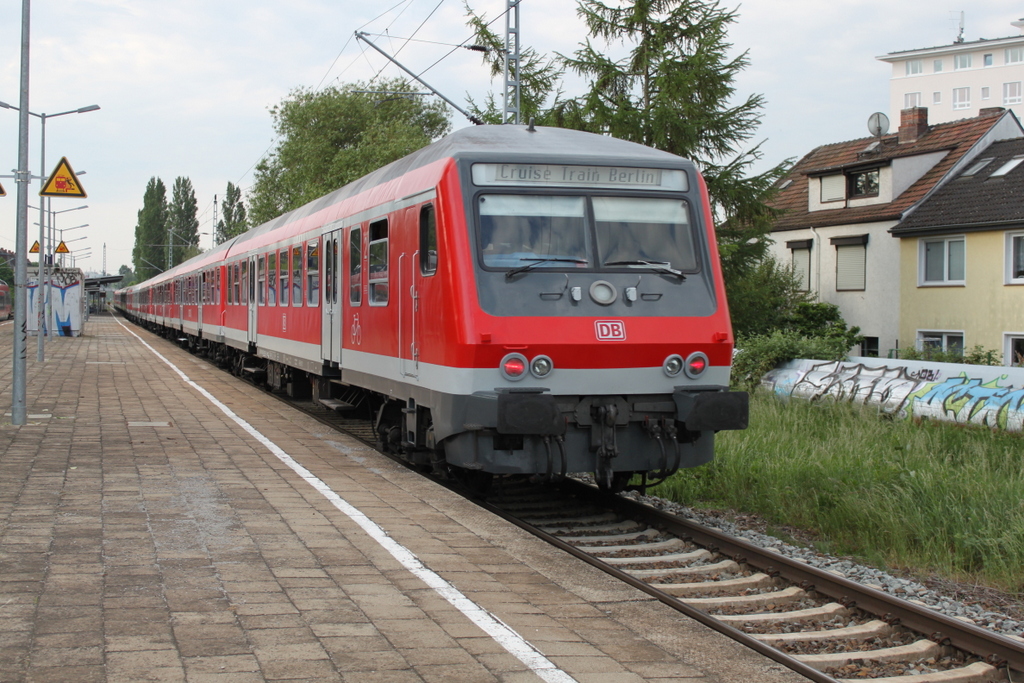 Mit einem Halberstädter Steuerwagen am Ende war der Sonderzug 13290 von Warnemünde nach Berlin-Ostbahnhof unterwegs gegen 08:10 Uhr war am 30.05.2016 die Durchfahrt im Haltepunkt Rostock-Holbeinplatz.