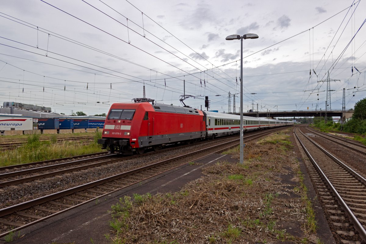 Mit einem Intercity in Richtung Sden durchfhrt 101 079 am 08.07.21 Hrth-Kalscheuren.