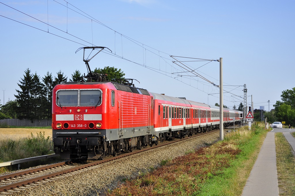 Mit einem Kreuzfahrersonderzug nach Berlin ist die 143 358 am 23.08.2015 unterwegs,hier bei Gragetopshof.