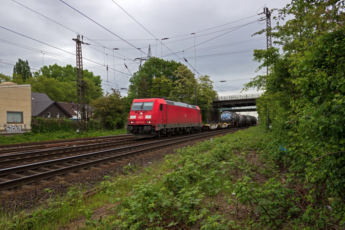 Mit einem kurzen Gterzug verlsst 185 353 Oberhausen-Osterfeld in Richtung Sden.