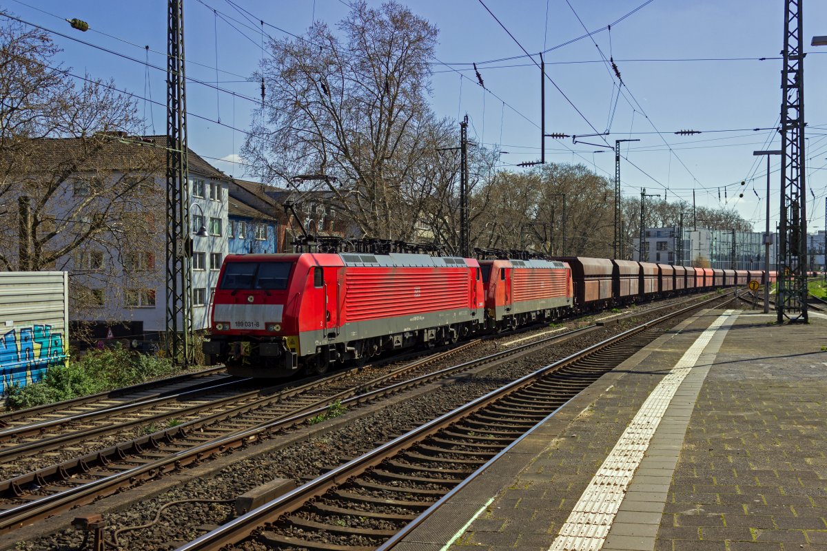 Mit einem leeren Erzzug in Richtung Rotterdam durchfahren 189 031 und 189 030 am 05.04.23 Kln-Sd.