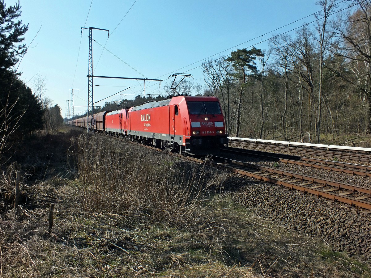 Mit einem leeren Kohlezug fahren 185 299 und 185 401 am 30.3.14 bei Berlin-Friedrichshagen ostwrts.