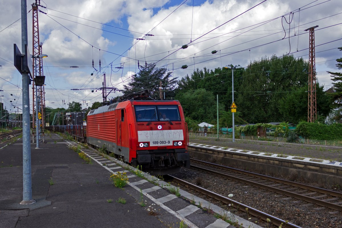 Mit einem mit Drahtrollen beladenen Gterzug durchfhrt 189 083 am 27.07.22 Oberbarmen auf dem Weg in Richtung Hagen.