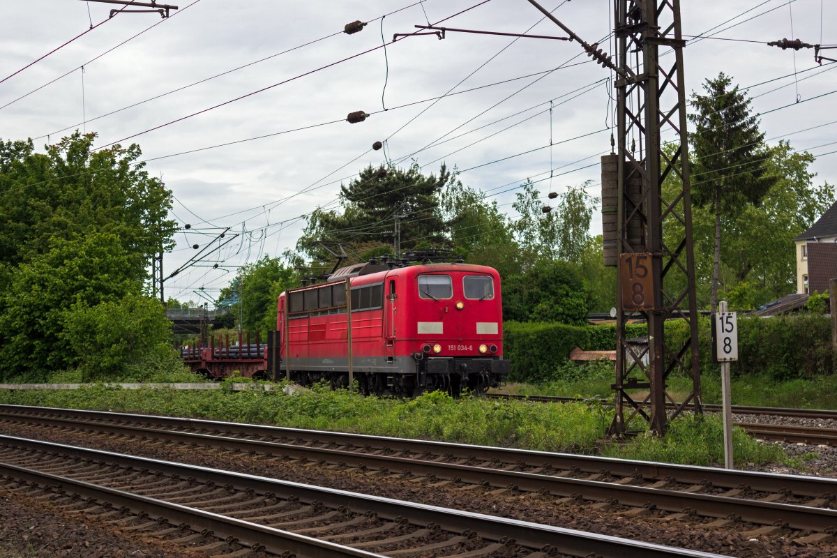 Mit einem mit Stahlrohren beladenen Gterzug fhrt 151 034 am 16.05.19 in Oberhausen-Osterfeld ein. Auch dieser Sechsachser fand sich etwa drei Monate spter abgestellt im Stillstandsmanagement wieder.