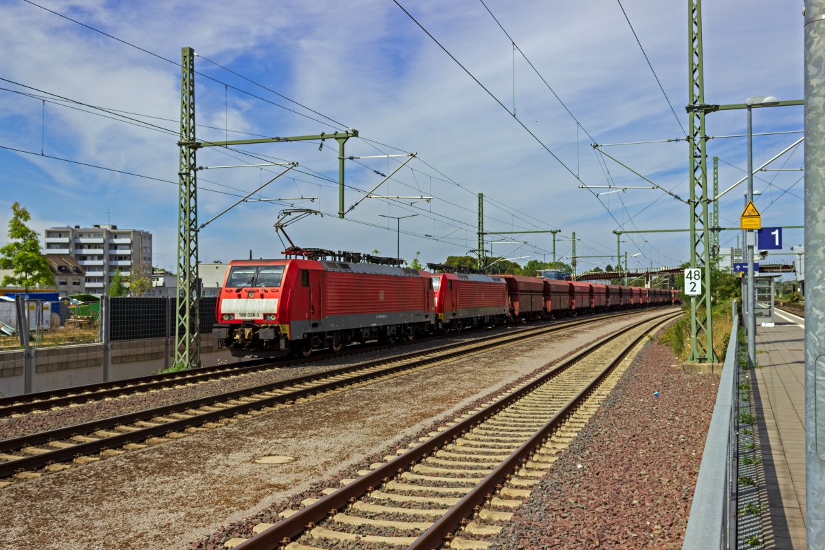 Mit einem von Rotterdam nach Dillingen im Saarland verkehrenden Erzzug durchfahren 189 038 und 189 042 am 30.07.22 Opladen.