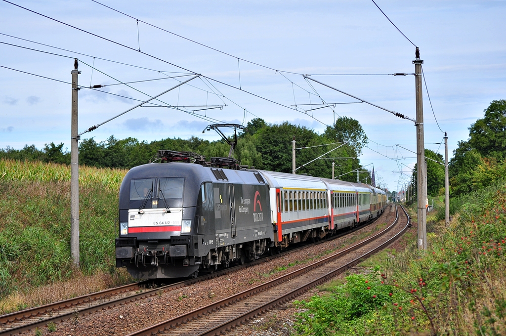 Mit einem TEE nach Koblenz ist am 25.09.2013 die ES64 U2-099 unterwegs.In Binz auf Rgen gestartet hat der Zug knapp 150 km hinter sich gebracht als er in Papendorf den Fotografen in den Sucher fuhr..