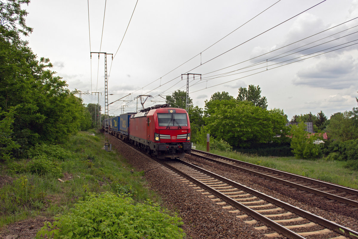 Mit einem Trailerzug der Firma LKW Walter durchfährt 193 314 am 28.05.19 das Biesdorfer Kreuz