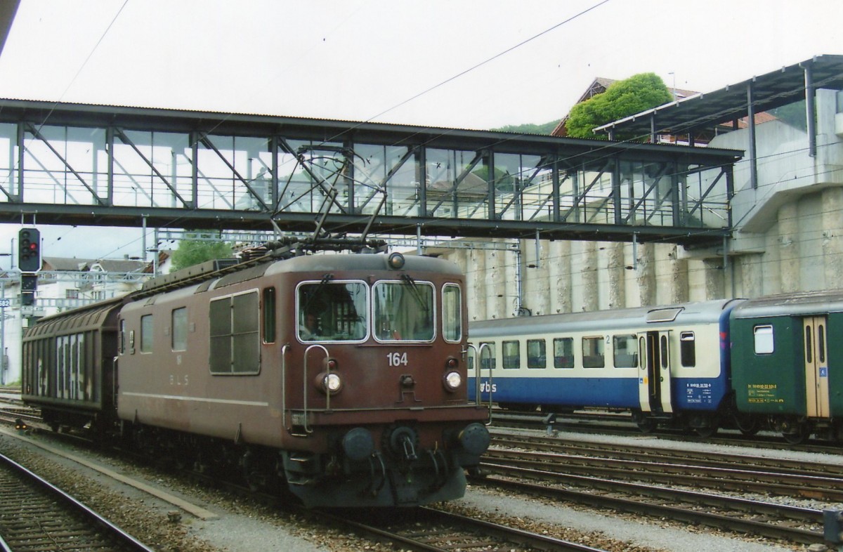 Mit einem Wagen steht BLS 164 am 14 September 2011 in Spiez.