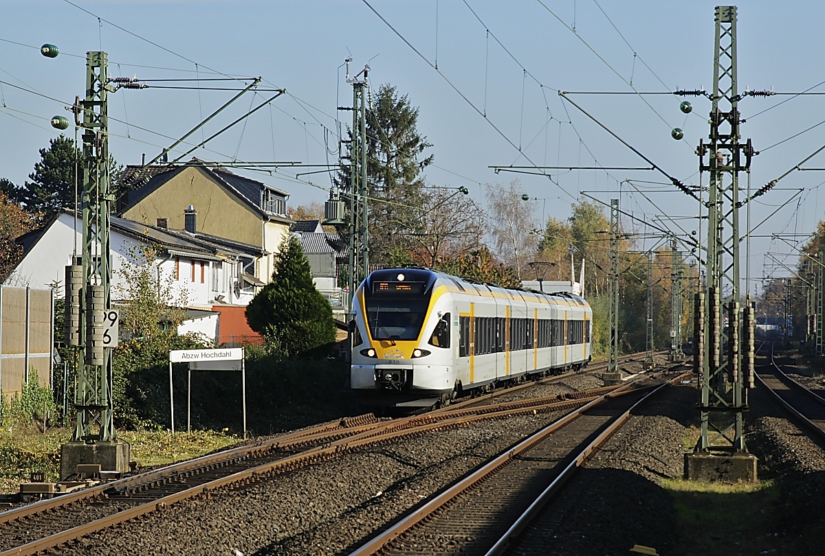 Mit den Eurobahn-Stadler FLIRT und dem RE 13 (Hamm (Westfalen) - Venlo/Niederlande) unterwegs: In voller Fahrt durcheilt ET 7.11 am 01.11.2015 Hochdahl