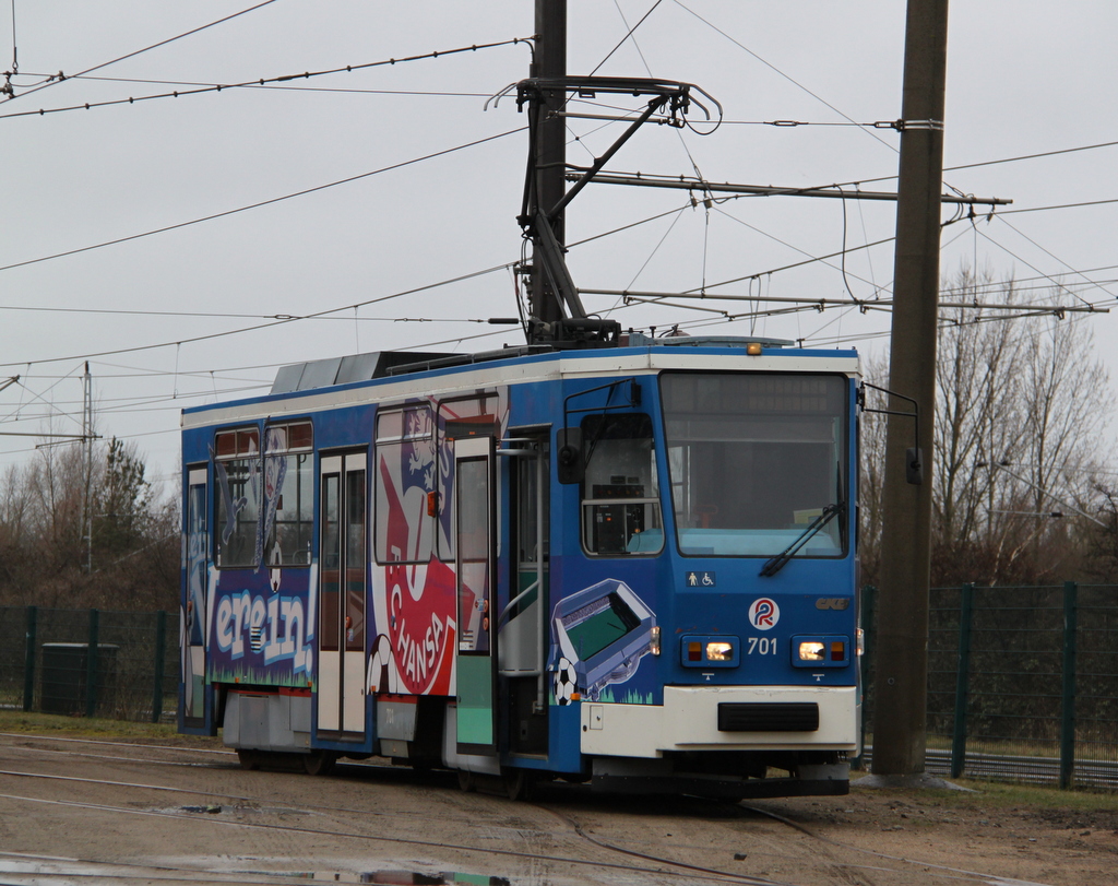 Mit FC Hansa Rostock Werbung stand der CKD Tatra T6A2 701 vor dem Depot 12 in Rostock-Marienehe.18.03.2017 es bleibt abzuwarten bis das dänische Straßenbahnmuseum Skjoldenæsholm den Wagen abholt.
