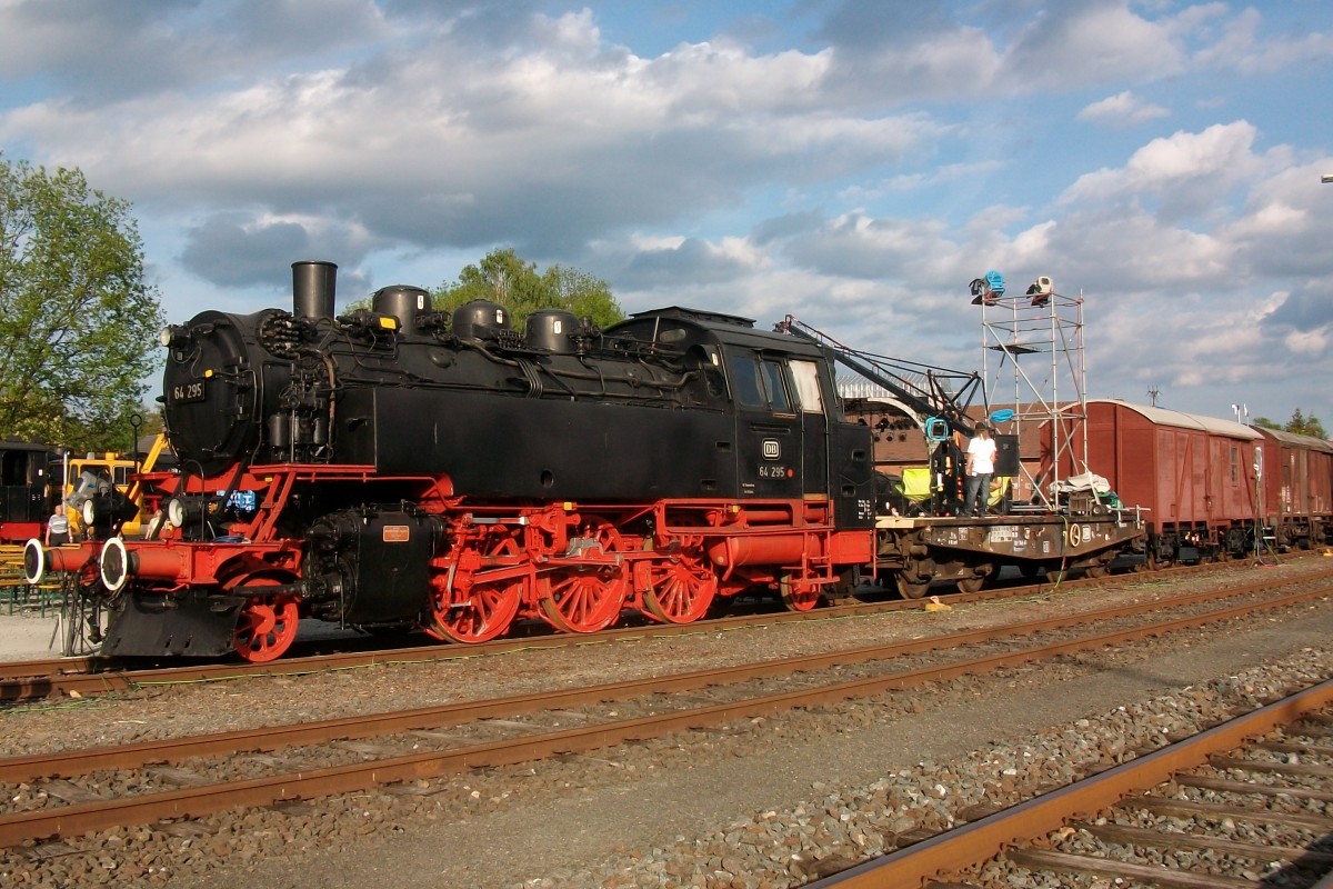 Mit Filmbühnezug steht 64 295 am 23 Mai 2010 ins DDM in Neuenmarkt-Wirsberg.